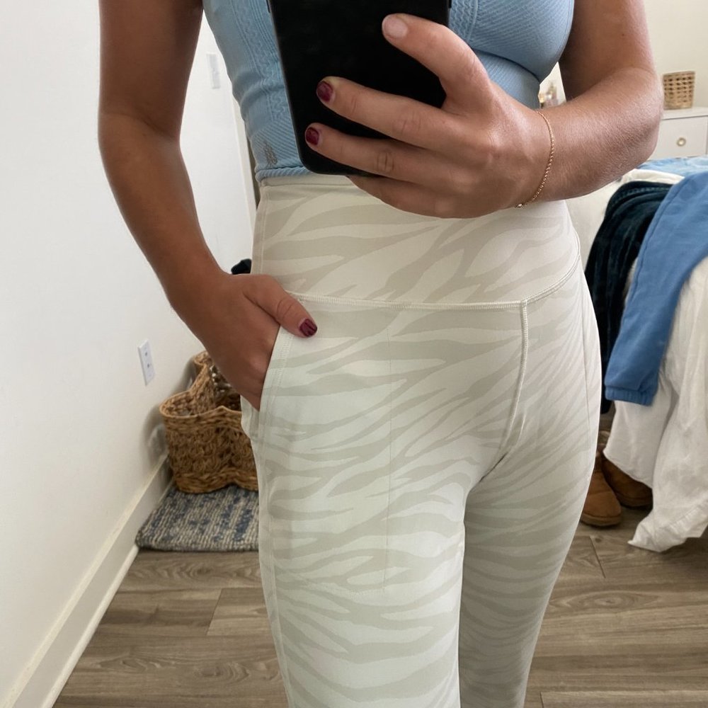 Old Navy Women's Cream and White zebra jogger leggings - Picture 2 of 5